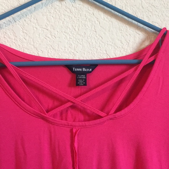 Hot pink top with a crisscross neckline - Picture 4 of 5